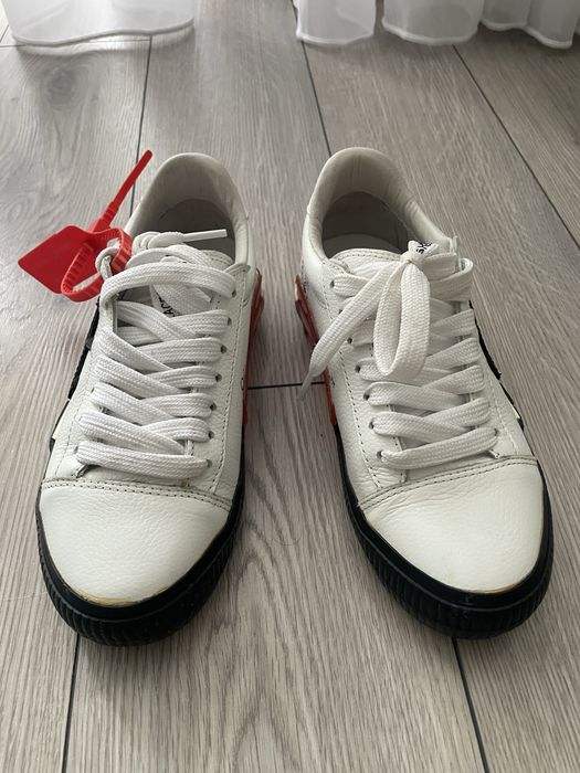 Off White Femei din piele