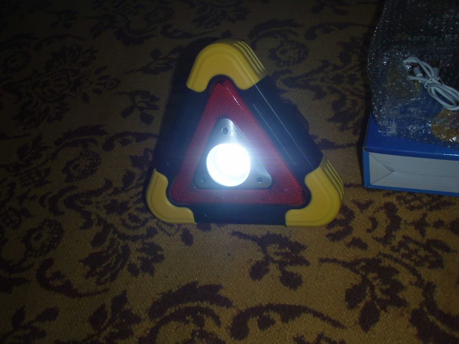 Triunghi auto si lanterna LED, cu incarcare solara si la priza, nou