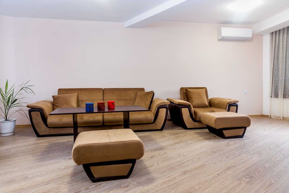 Дава се под наем Етаж от къща в Пловдив, Център - 180 кв.м за 918 € - Снимка #2