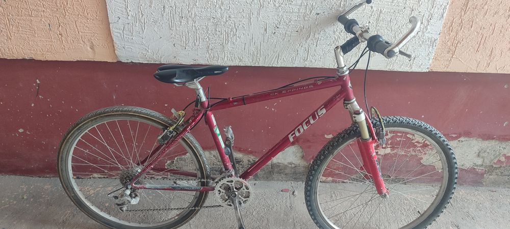 Велосипед красный скоростной полуспортивный