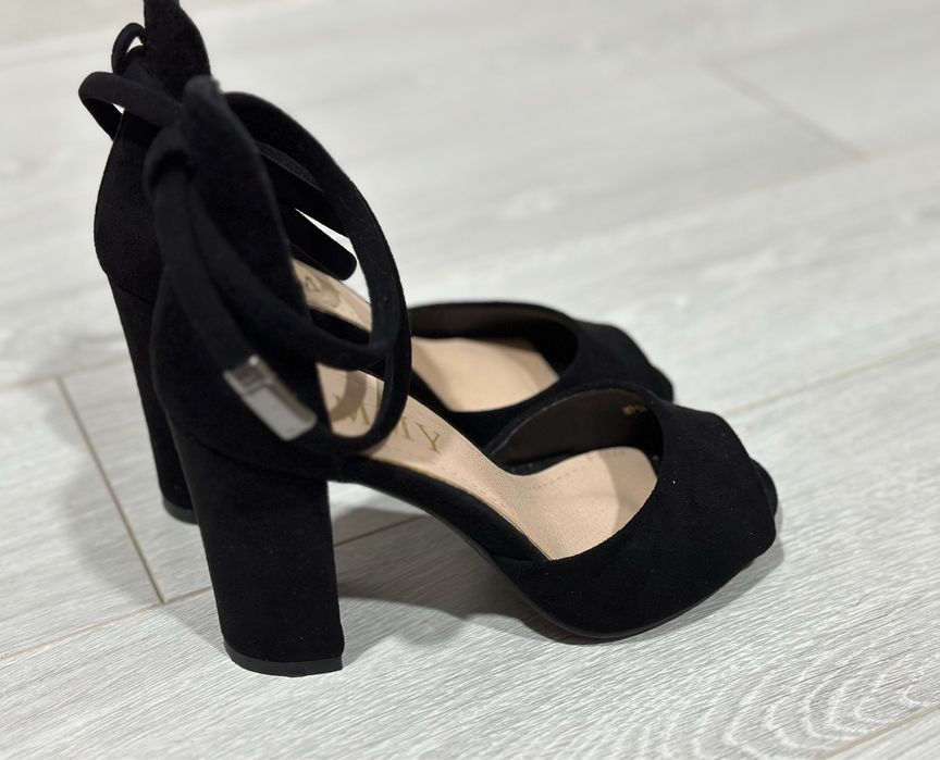 Босоножки на каблуке