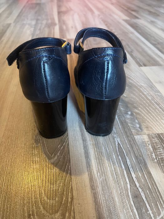 Продавам 3 чифта дамски обувки