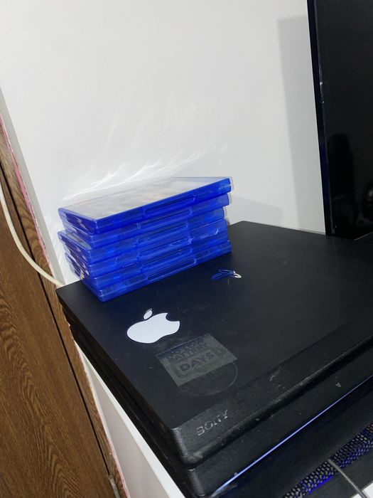 Ps 4 pro aproape impecabil + 3 jocuri