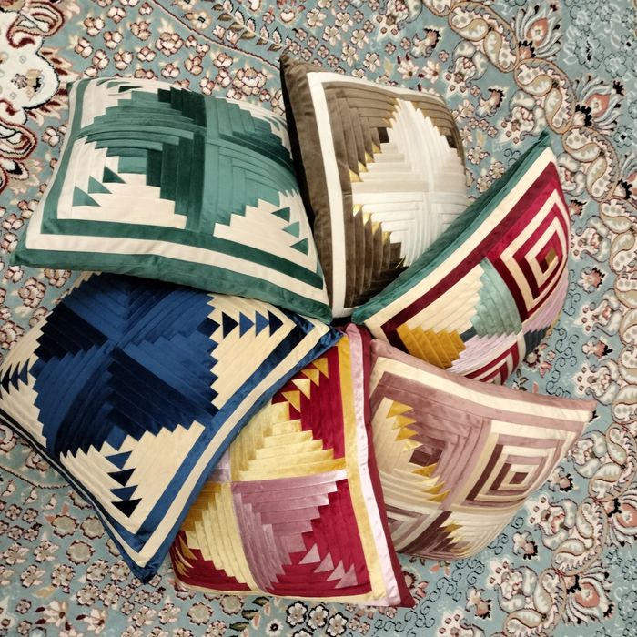 Смайлик және құрақ, оюлы көпшіктер