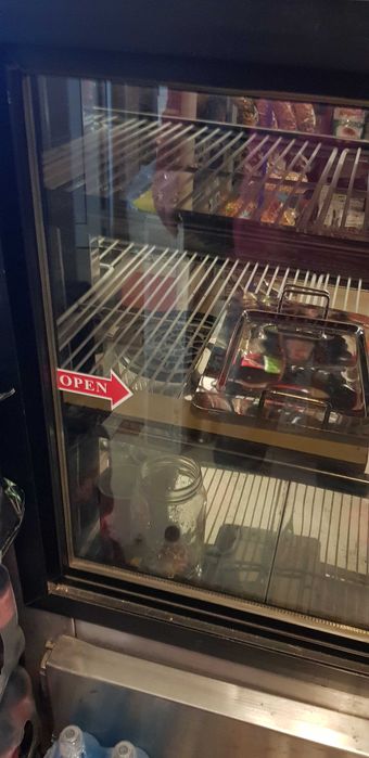 Сладкарска хладилна витрина за торти