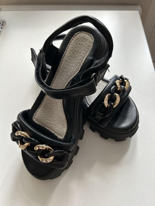 Продам детские сандалии