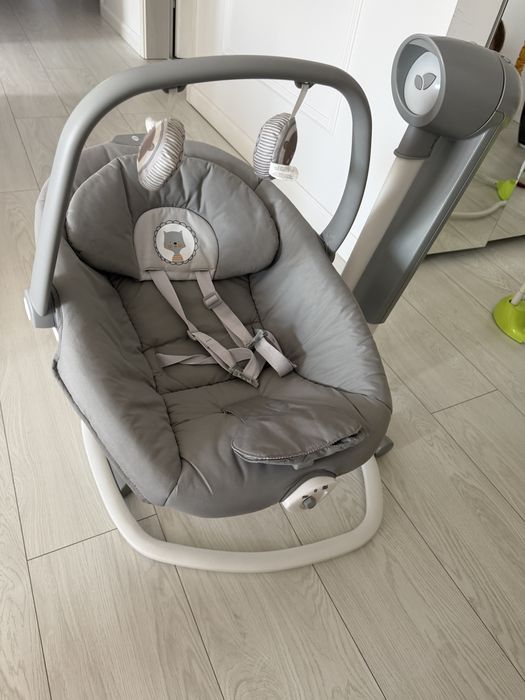 Acesta este un leagăn și balansoar rotativ Joie Serina 2 în 1, conceput pentru confortul și relaxarea bebelușilor