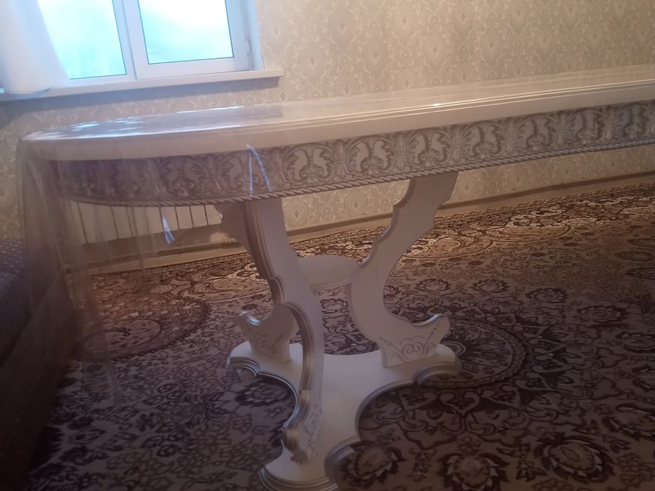 Стулья и стол для гостиной продам