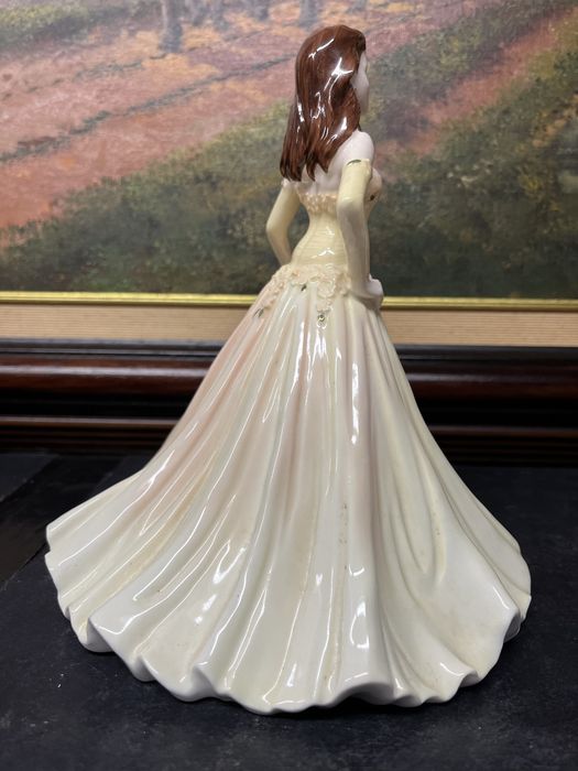 Красива,порцеланова фигура Coalport,2003 г.