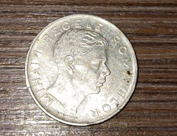 Vând monede vechii..2 sunt de argint..preț negociabil.!