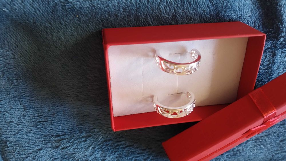 Нови, сребърни обеци  в красива кутия за подарък.Рязлипни модели.