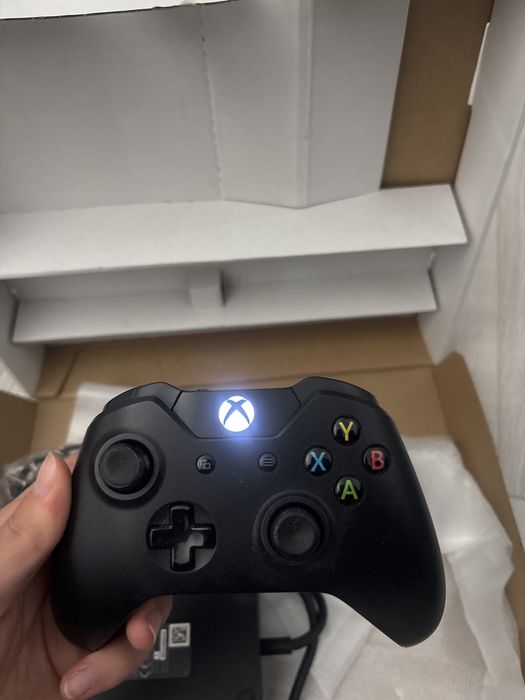 Конзола Xbox One + контролер!
