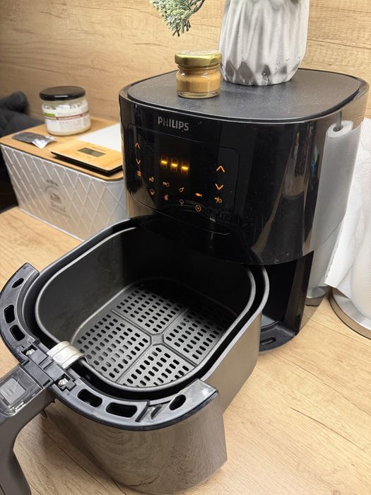 Продавам Airfryer Philips HD9252/90