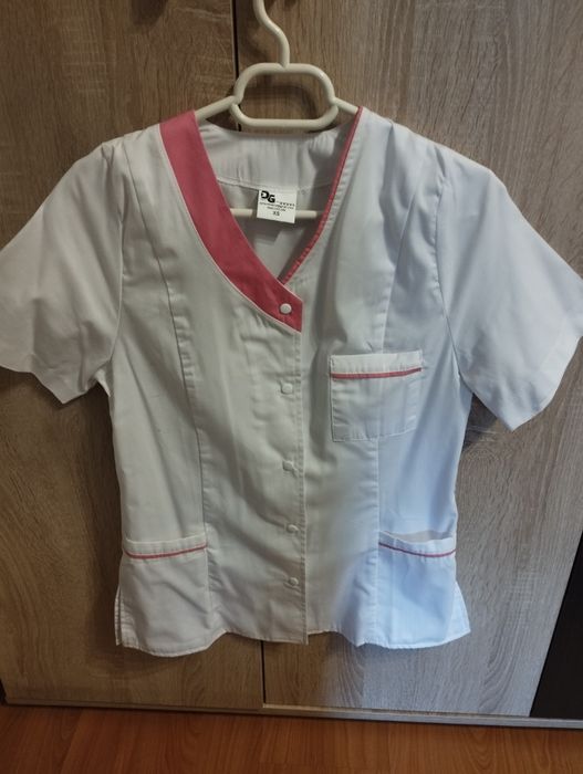 Set uniformă + saboți medicali – stare foarte bună