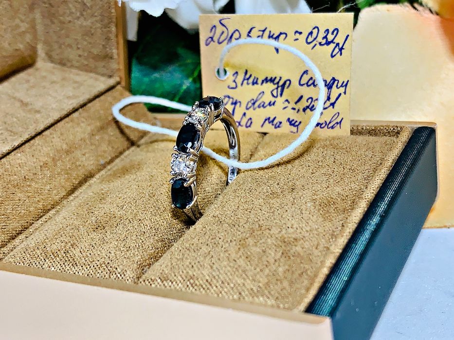 Нежное золотое кольцо с бриллиантами и натуральными камнями – Сапфир