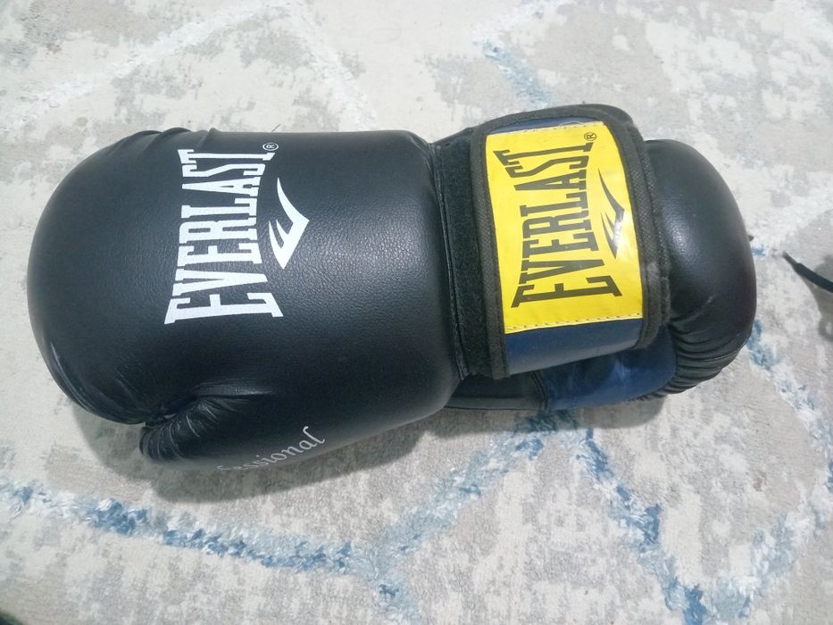 Шлем и перчатки для бокса