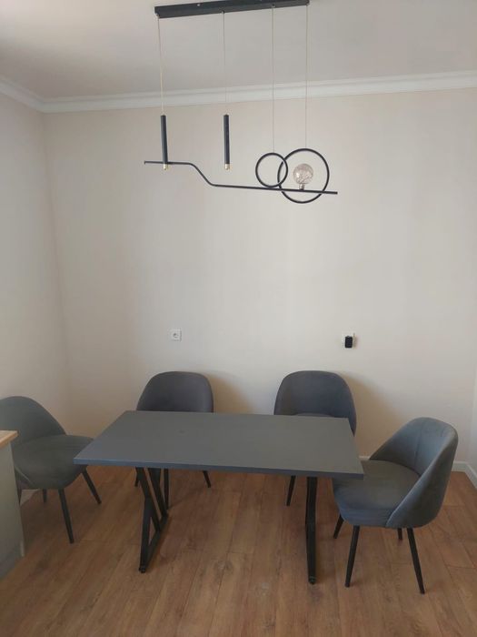 Продам кухонный стол со стульями