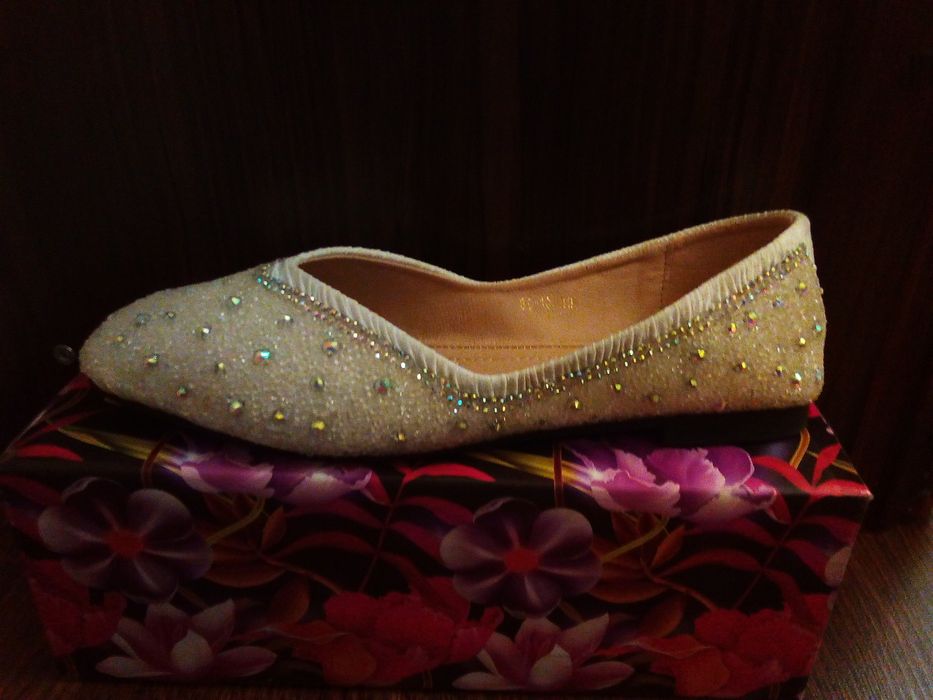 Kelinlaga baletka oq koyne bn judayam chiroyli turadi.