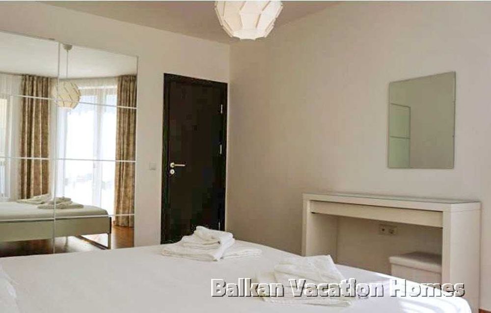 Двустаен апартамент с голяма покривна тераса – на 100 м от морето