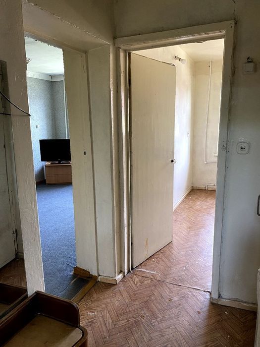 Срочно продается. Нвза метро. 1 комнатная 4этаж 5 этажного дома