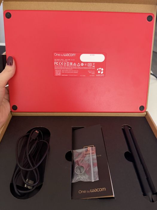 Графичен таблет One by Wacom Medium CTL-672, Черен/Червен