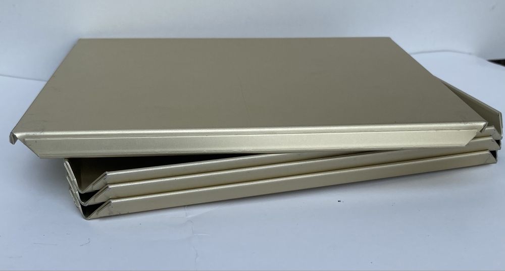 Tavi aurii pentru prezentare produse