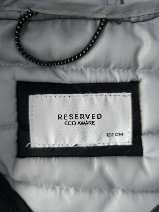 Vând geaca ,neagra Reserved ,pt.copii (122 cm)