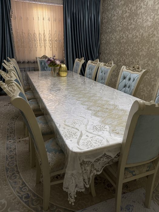 Стол и стулья для гостиной