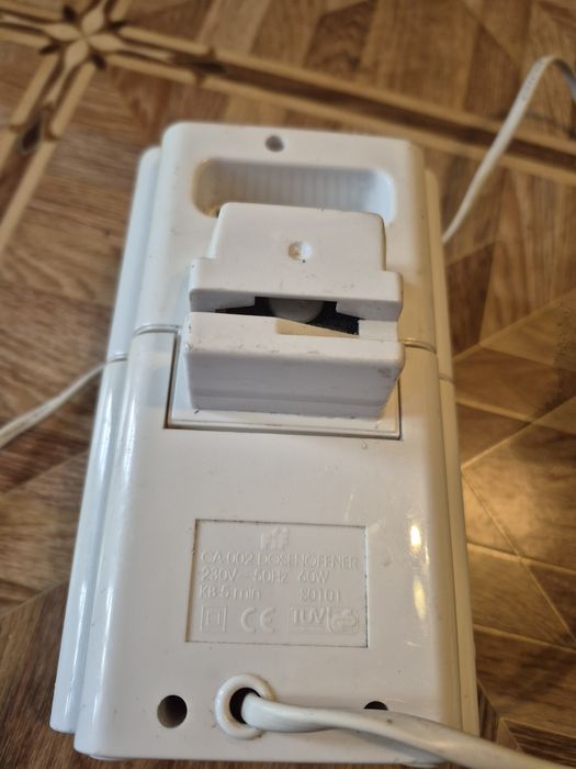 Електрическа отварачка за консерви и точило.