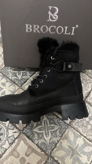 Срочно продам ботинки