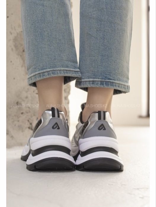 Продам кроссовки женские