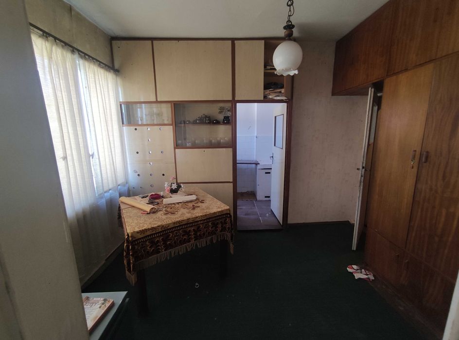 Продават се първи и трети етаж от къща