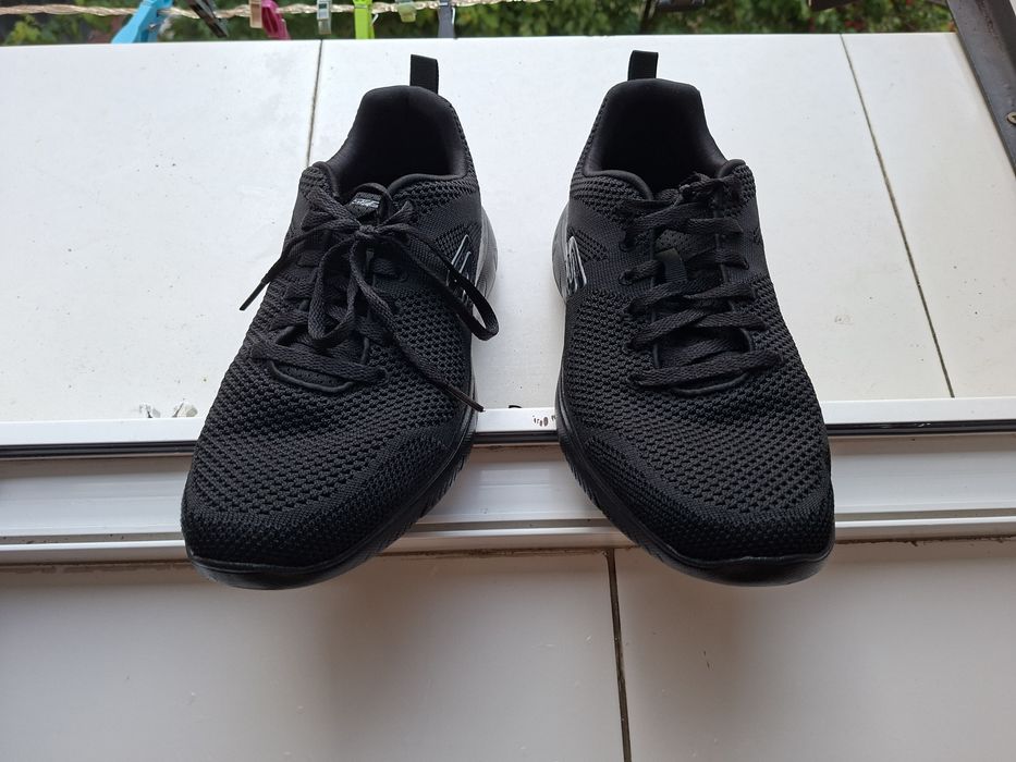 Vand adidasi Skechers