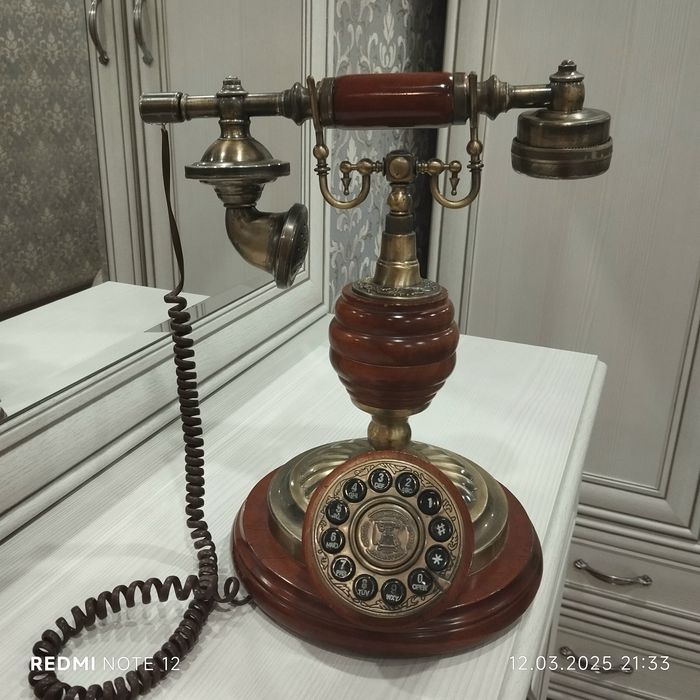 Продам телефон. Рабочий и как для декора