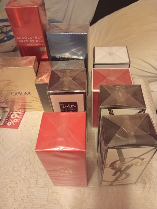 Vând ochelari de soare, parfumuri, creme Chanel, genți