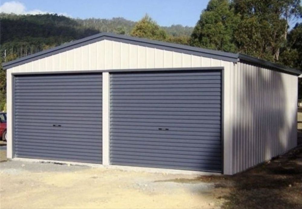 Vand garaj pe structura metalica ânvelit cu panouri sendviș