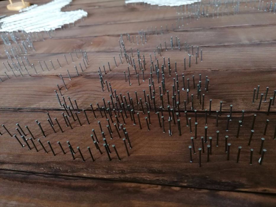 Harta lumii realizata StringArt