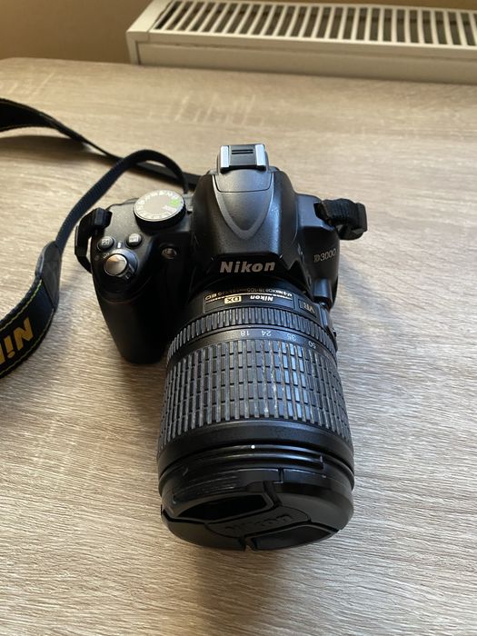 Nikon D3000 + obiectiv Nikon 18-105mm VR