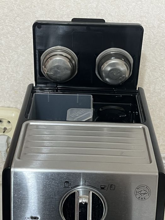 Кофемашина Delonghi.