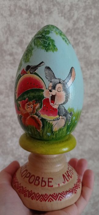 Деревянное яйцо на подставке