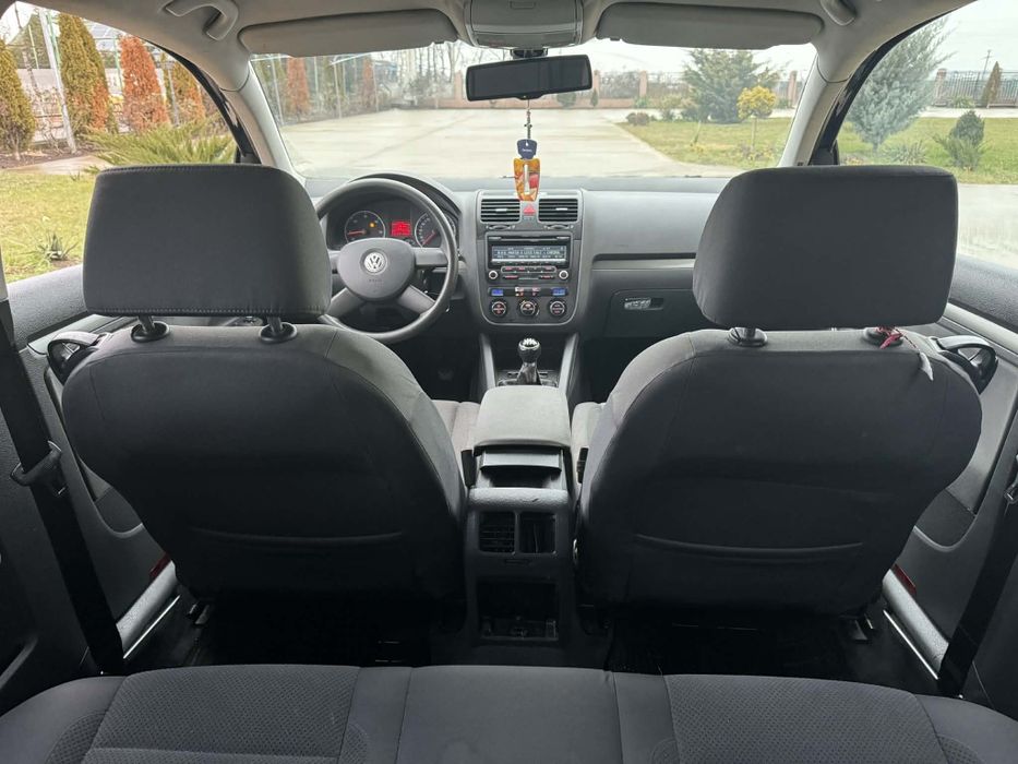 Golf 5 1.9 tdi
2 +1 usi
271000 km
Dotari:
Cutie viteza 5+1
Faruri auto