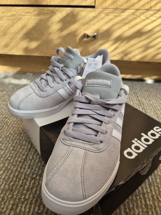 Нови маратонки Adidas
Adidas CourtSetSuede 
38 номер
Цена: 80лв