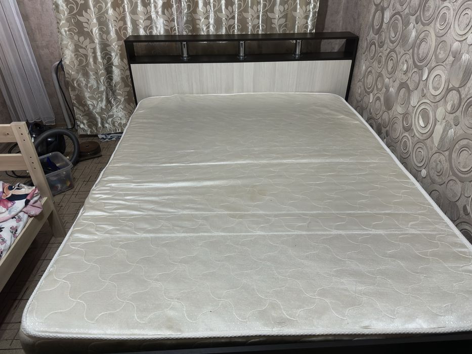 Продается кровать, тумбочки