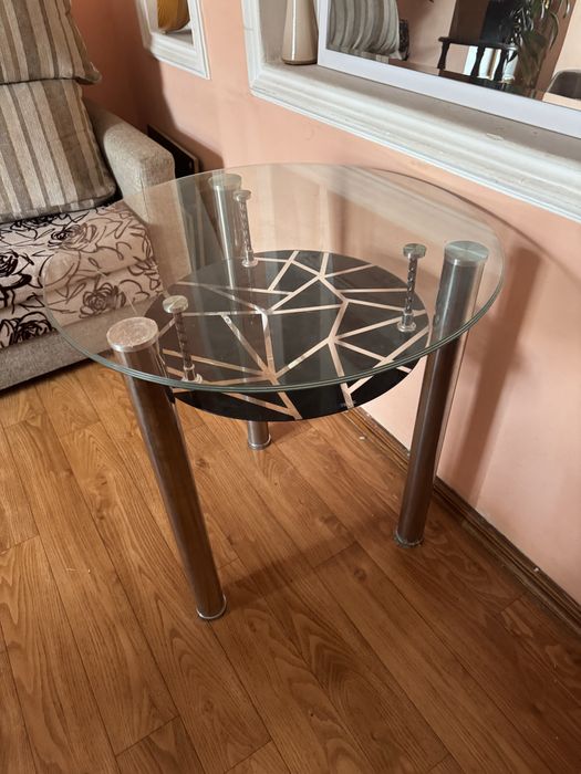 Стеклянный стол