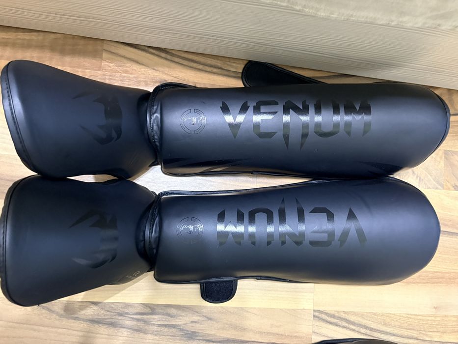 Echipament Venum NOU – Mănuși box Challenger 3.0 + Tibiere (kickboxing/Muay Thai)