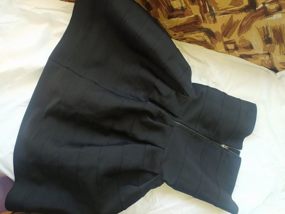 Черна рокля без презрамки