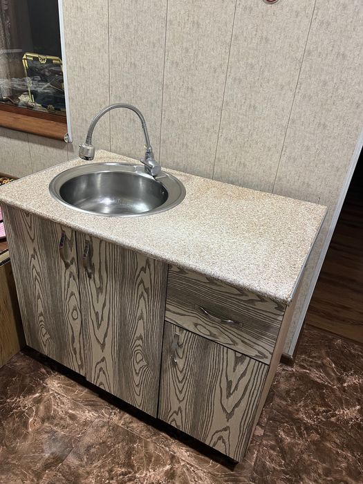 Кухонный шкаф в хорошем состоянии