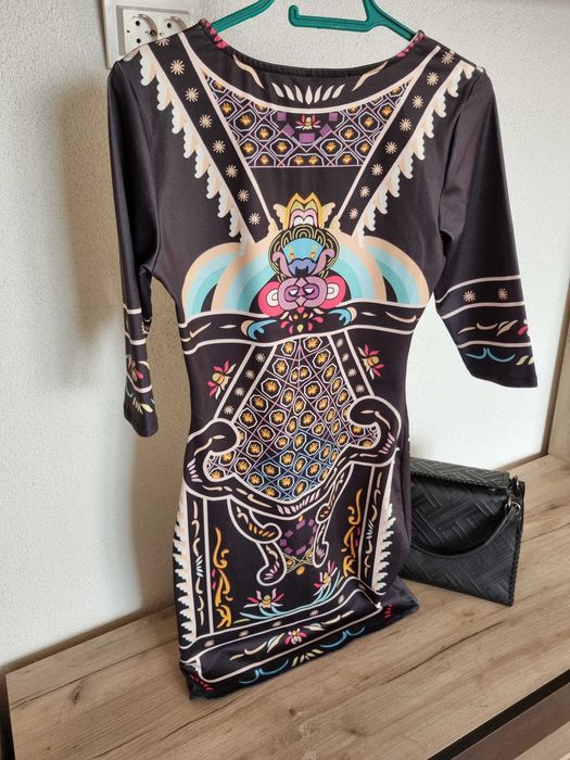 Елегантна рокля с интересен принт