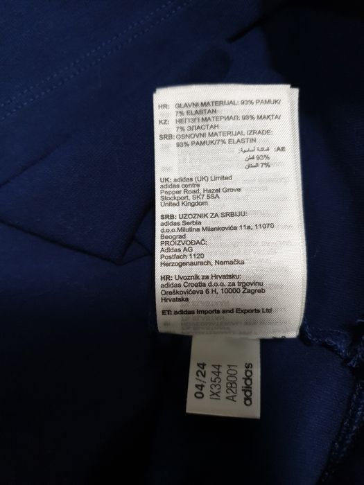 Нов. Дамски оригинален кроп топ.  adidas Originals Graphic Badge Slim 3-Stripes Tee .