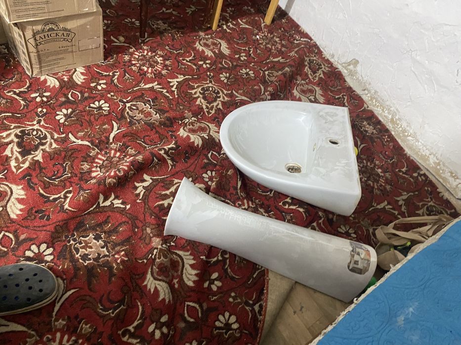 Унитазы и  раковины  разные